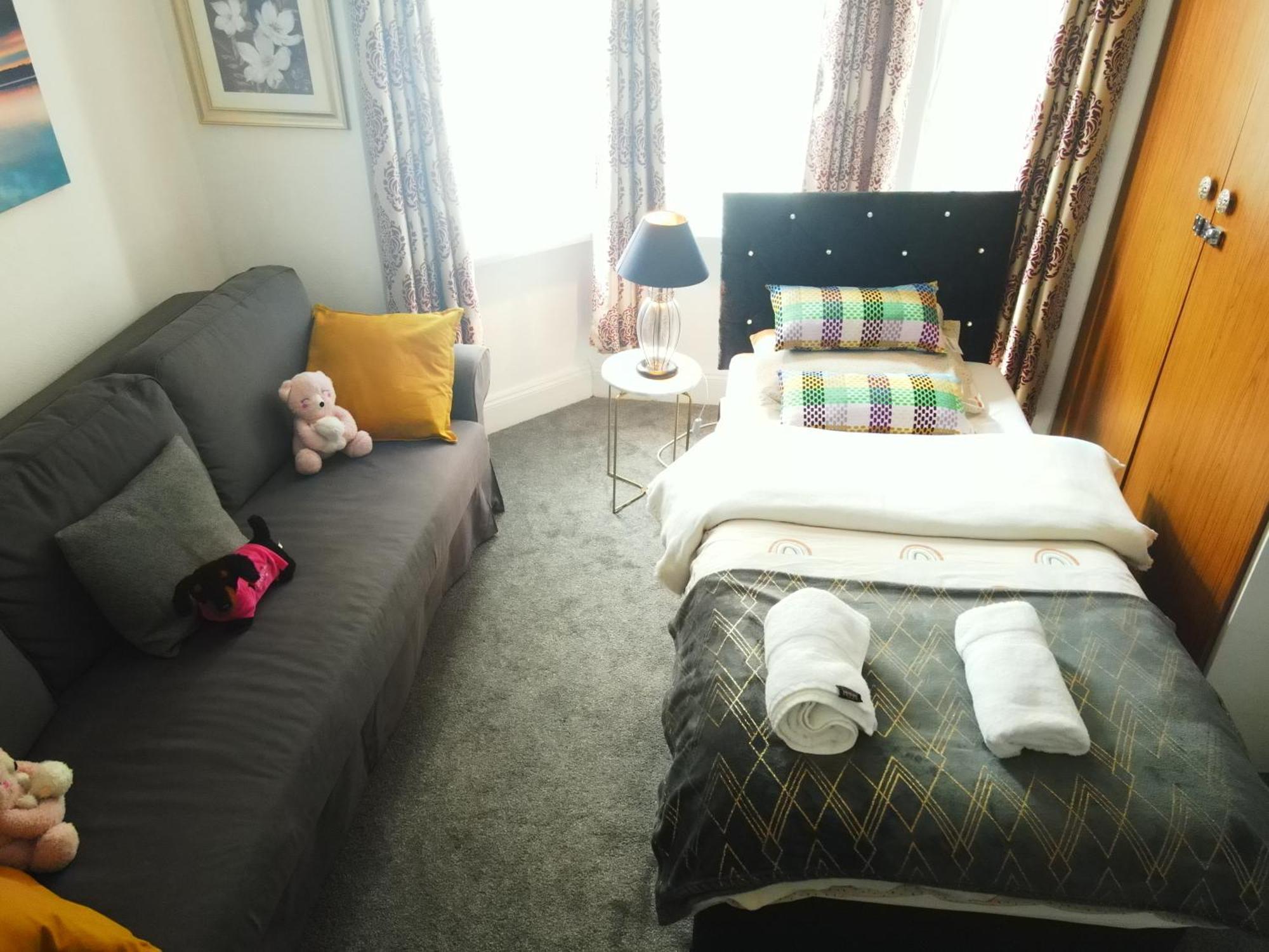 Service Accommodation 2 Bed Room Apartment In Newport South Wales Near Celtic Manor Icc Wales Exterior photo